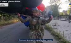 La bandiera ucraina vola nel cielo del Donetsk occupato