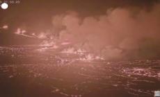 Hawaii, la lava del Kilauea brilla nella notte