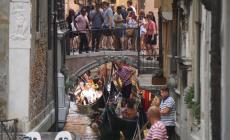 Venezia, il Consiglio comunale approva il ticket d'accesso alla città: partirà nel 2024 e costerà 5 euro