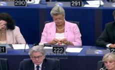 La commissaria Ue Johansson lavora a maglia mentre parla Ursula von der Leyen
