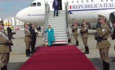 Meloni a Budapest, l'abbraccio con l'alleato Viktor Orban