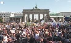 Berlino, piu' di 10 mila persone marciano per il clima