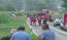 Soccorritori sul posto dello schianto della Freccia tricolore nel Torinese