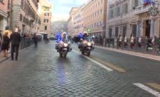 Napolitano, l'arrivo in Senato del feretro scortato dai Corazzieri