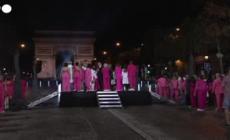 Parigi, l'Arco di Trionfo si illumina di rosa per la lotta contro il tumore al seno