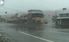Taiwan, il tifone Koinu soffia oltre i 340 km/h sull'isola delle Orchidee
