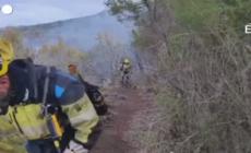 Tenerife, vigili del fuoco al lavoro per estinguere nuovi focolai dell'incendio estivo