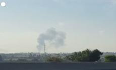 Razzi da Gaza verso Israele, colonne di fumo
