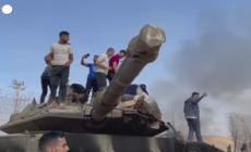 Israele, palestinesi fanno festa dopo essersi appropriati di un blindato