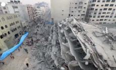 Gaza, vigili del fuoco al lavoro tra le macerie di un palazzo