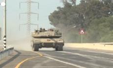 Israele, convoglio di carri armati israeliani si schiera vicino al confine con Gaza