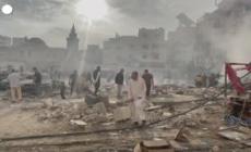 Israele: attacchi su Gaza, abitanti rimuovono le macerie degli edifici crollati