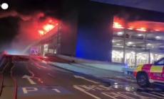 Londra, incendio in un parcheggio dell'aeroporto di Luton