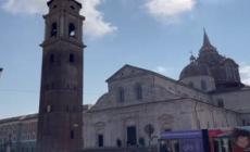 Torino, il portalettere fra i banchi del mercato di Porta Palazzo