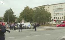 Attacco in Francia, polizia e servizi di emergenza schierati fuori dal liceo di Arras