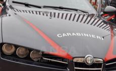 Auto finisce in bilico su un dirupo: tre carabiniere libere dal servizio salvano una coppia con due bimbi 