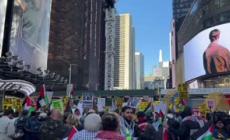 New York, a Times Square manifestanti filo Palestina e pro Israele