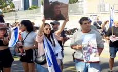 Rabbia e dolore a Tel Aviv, protestano le famiglie degli ostaggi israeliani