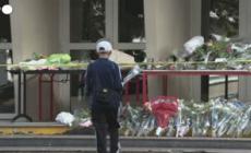 Attacco in Francia, in tanti depongono fiori davanti al liceo di Arras