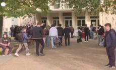 Attacco in Francia, fiori e omaggi per l'insegnante ucciso a coltellate ad Arras