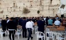Israele, la preghiera al Muro del pianto di un israeliano per la famiglia rapita