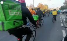 Deliveroo e Uber perdono la causa, "versino i contributi ai rider"