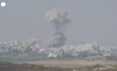 Israele, enormi nuvole di fumo si alzano a nord di Gaza dopo bombardamento