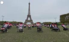 Passeggini vuoti a Parigi per chiedere liberazione dei piccoli ostaggi di Hamas