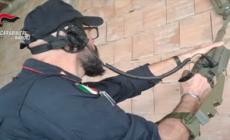 Armi e droga dei clan murate in un casolare scoperte a Caivano