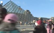 Parigi, protesta ambientalisti: attivista scala la piramide del Louvre