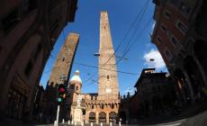 Ai domiciliari nasconde un latitante a Bologna: arrestati un 51enne e un 19enne 