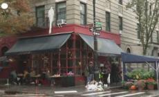 Fan a lutto per Matthew Perry, fiori e bigliettini davanti alla casa di "Friends"