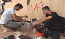 Gaza, niente elettricita': palestinesi caricano i cellulari con le batterie per auto