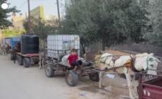 Gaza, carretti in fila per la raccolta dell'acqua