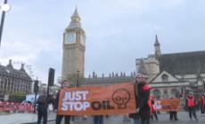 Londra, Just Stop Oil in piazza contro le licenze petrolifere: 65 fermi
