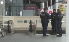 Parigi, donna velata minaccia di farsi esplodere: la polizia apre il fuoco