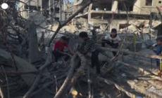 Gaza,  mancano i combustibili: palestinesi cuociono il pane utilizzando carta e legna