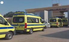 Rafah, ambulanze in fila sul lato egiziano del valico in attesa di feriti da Gaza