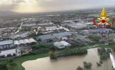 Maltempo Toscana, alluvione a Prato: elicottero dei vigili del fuoco sorvola la zona