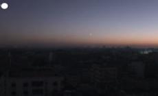 Razzi colpiscono la citta' di Gaza, colonne di fumo si alzano dagli edifici