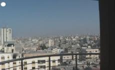 Gaza, l'esercito israeliano bombarda un edificio