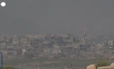 Gaza, bandiera israeliana viene issata su edificio distrutto a nord della Striscia