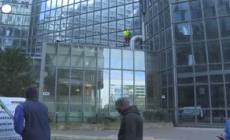 Lo "Spider-Man francese" scala la Total Tower per la pace in Medio Oriente