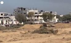 Gaza, bandiere bianche tra i palestinesi diretti a sud