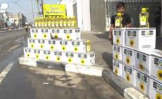 Gaza, palestinesi riempiono i serbatoi delle automobili con olio da cucina
