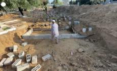 Gaza, scavate fosse comuni nel cimitero di Deir el-Balah