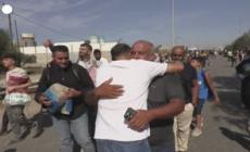 Gaza, palestinesi in marcia verso sud lungo la strada Salah al-Din
