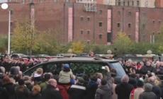 Migliaia in strada a Manchester per l'ultimo saluto a Bobby Charlton
