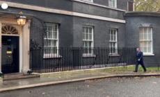 Gb, David Cameron entra al numero 10 di Downing Street durante il rimpasto di governo