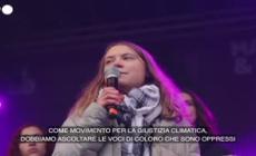 Greta Thunberg contestata sul palco, manifestante le strappa il microfono